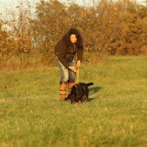 Spaniel Alison such mit Frauchen PIa an der Leine eine Spur