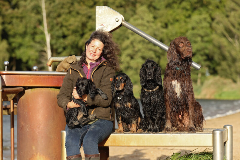 Pia Gröning mit ihren 4 Hunden am Strand vom Mookerplaas